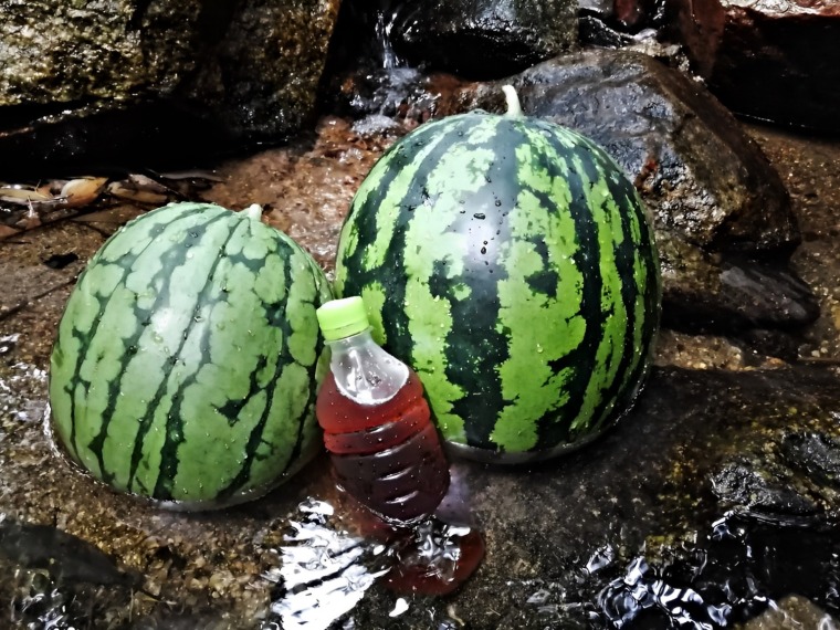 山水で冷やされたスイカ